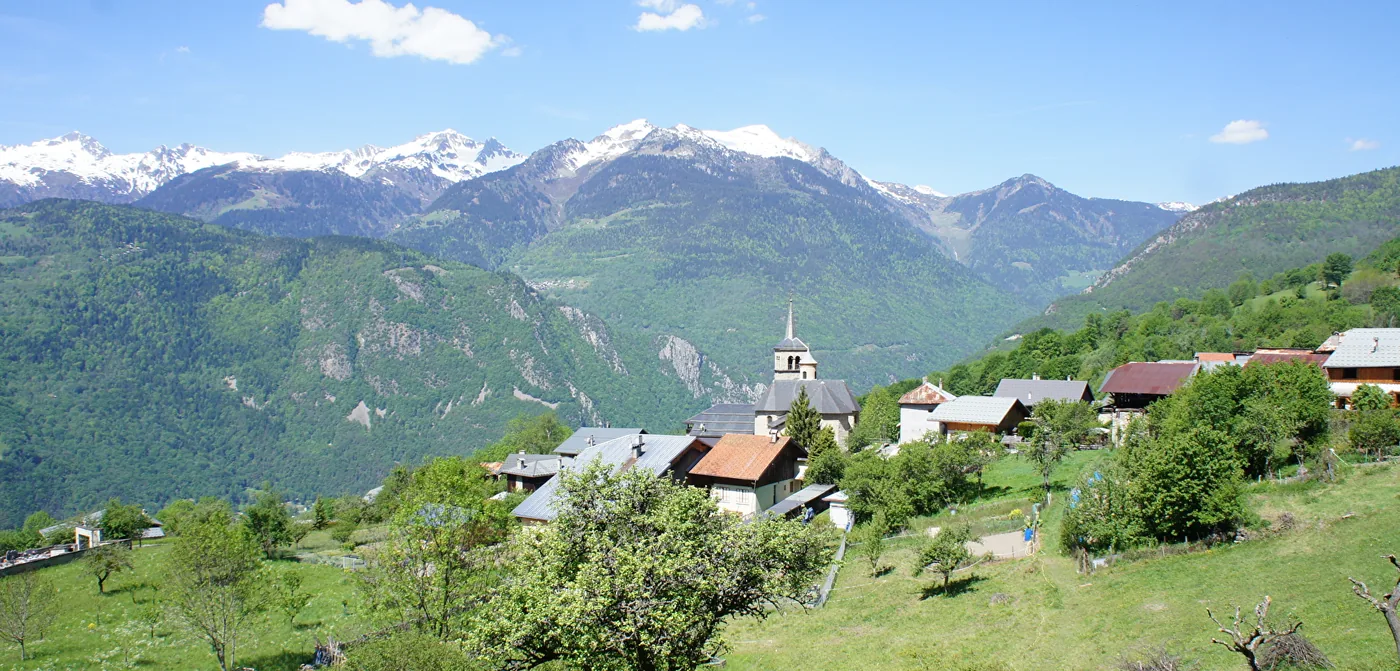 Village de la Vallée d'Aigueblanche en été